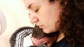 SRDCERVOUCÍ PŘÍBĚH: Truchlící maminka uveřejnila snímek prvního a jediného objetí svého umírajícího novorozeného syna