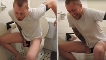 VIDEO: Nechutné! Šílený youtuber vypil projímadlo a nechal se přilepit k záchodu! Krutě toho litoval!