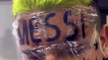 VIDEO: Týpek si nechal na čelo vytetovat Messiho jméno! Teď toho krutě lituje