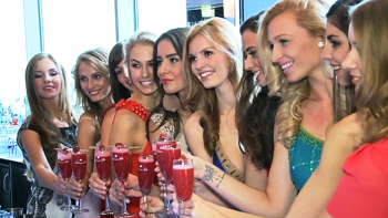 Mrkněte se! Je jich 10 a jsou to krasavice! Finalistky České Miss 2014.