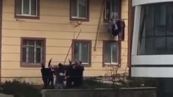 VIDEO: Dítě spadlo z okna ve 3. patře a sousedé se ho pokoušeli zachránit. Tyto záběry děsí celý internet!