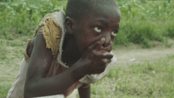 DOJEMNÉ VIDEO: Holčička z Afriky poprvé ochutnala čistou vodu. Její reakce vám vžene slzy do očí...