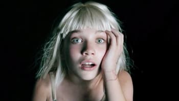 Klip: Sia má nový hit + fotografie zpěvačky, která si na veřejnosti zakrývá tvář