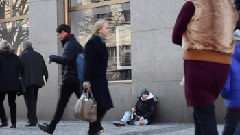 VIDEO: Český kluk chodil s lahví alkoholu a zkoušel, kolik lidí ho zastaví. Z výsledku vám bude smutno