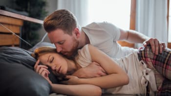 ODHALENO: 10 věcí, které holce proběhnou hlavou při ranním sexu. Pánové, není lepší to zkusit večer?