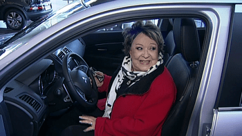 Jiřina Bohdalová je veselá: K novému roku si nadělila auto!