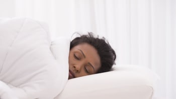 ODHALENO: Spaní v přetopené místnosti může negativně ovlivňovat váš spánek. Proč je lepší chlad?