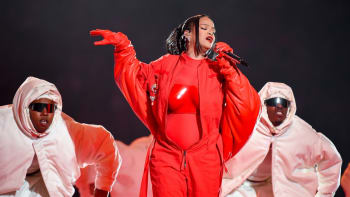 VIDEO: Rihanna na Super Bowlu odhalila, že je znovu těhotná! Kdo ji zkritizoval?