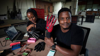 GALERIE: Mladý vynálezce vyrobil chytré rukavice, které dokážou přeložit znakovou řeč do mluveného slova. Tenhle nápad bere dech