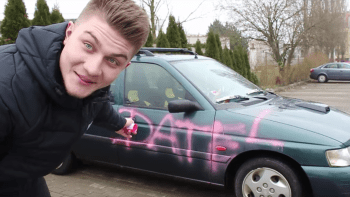 VIDEO: Nejhloupější Datlův prank?! Youtuber posprejoval kamarádovi auto. Ten ho napadl a na místě zasahovala policie!