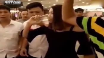 VIDEO: Družička si dala sklenici alkoholu. Celá svatba pak skončila tragédií. Co se stalo?