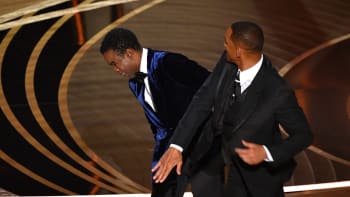 VIDEO: Šok na Oscarech! Will Smith dal na pódiu facku herci, který si dělal legraci z jeho ženy. Co o ní řekl?