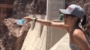 VIDEO: Holka chtěla do přehrady vylít láhev vody. Stala se ale šílená věc, kterou byste neměli nikdy zkoušet