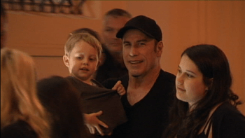 Travolta vláčel syna noční Prahou