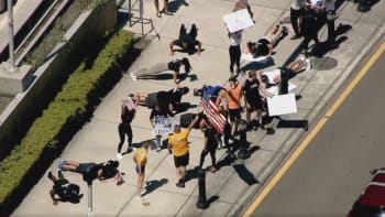VIDEO: Protestujícím na Floridě vadí, že nejsou otevřené posilovny. Dělali kliky před soudem