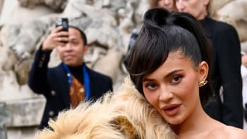FOTO: Lví hlava na šatech slavné Kylie Jenner? Ochránci zvířat říkají, že to je v pohodě! Proč?