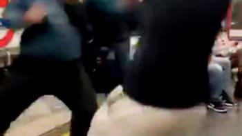 VIDEO: Týpek jednou ranou složil rasistu v metru. Podívejte se, jaké dělo mu vypálil