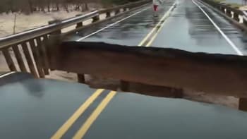 VIDEO: Šokující záběry z televizní reportáže! Most se rozpůlil přímo v živém přenosu