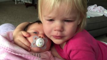 VIDEO: Dojemné! Dívka začala plakat. Podívejte, jak ji dokázala uklidnit její novorozená sestřička