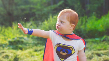 Dojemná GALERIE: Žena fotí děti s hendikepem jako superhrdiny, aby si uvědomily svoji sílu!