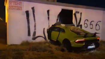VIDEO: Týpek si půjčil kámošovo Lamborghini. Rozmlátil ho o zeď baráku
