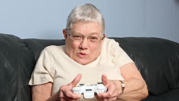 Hustá babča vyměnila pletení za videohry. Neuvěříte, proč si v sedmdesáti koupila konzoli!
