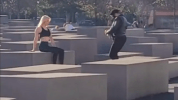 VIDEO: Influencerka se nakrucovala na památníku pro oběti holocaustu. Od lidí za to pak schytala drsnou kritiku!
