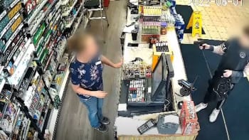 VIDEO: Drsné záběry ukazují 12letého kluka, jak se zbraní okradl obchod. Co mrazivého řekl policii?