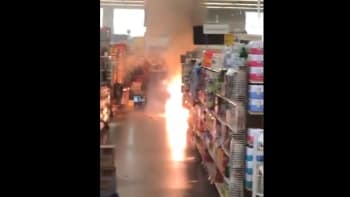 VIDEO: Zaměstnanec obchodu měl nejlepší reakci, když si všiml požáru z rachejtlí v obchodě. Za tohle ho dost neplatí