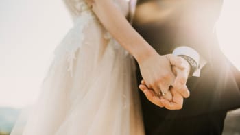 VIDEO: Nevěsta upadla do bezvědomí na vlastní svatbě. Kolik toho proboha vypila?
