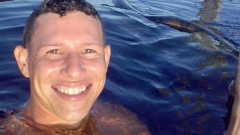 FOTO: Šílené! Týpek skočil do vody, aby vyfotil nejnebezpečnější selfie všech dob! Proč při něm málem zemřel?
