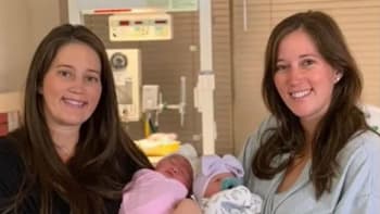 VIDEO: Osud, nebo obří klika? Dvojčata porodila své děti ve stejný den, jako slaví narozeniny!