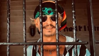FOTO: Johnny Depp zapózoval na bizarní fotce za mřížemi. Vážně se mu tenhle výsměch povedl?