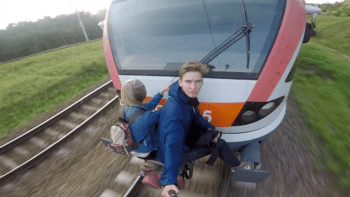 VIDEO: Pár si vyzkoušel nebezpečnou cestu na zádi vlaku! Děsivé záběry z jízdy smrti teď dobývají internet!