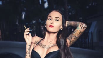 Sexy modelka přiznala, že kouření trávy zlepšilo její sexuální prožitky. Kolik si toho musela dát?