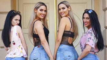VIDEO: Sexy dvojčata vyrazila do ulic, jedna z krásek šla přitom NAHÁ! Poznáte, která z nich to byla?