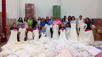 Tisíce žen darují své svatební šaty. Důvod vás zaručeně rozpláče