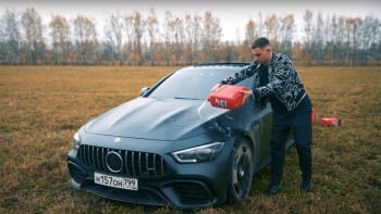VIDEO: Bohatý ruský youtuber zapálil svůj drahý Mercedes. Proč to proboha udělal?
