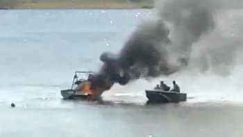 VIDEO: Týpek uhasil požár na lodi trikem, který se naučil na YouTube! Podívejte se, jak parádně situaci vyřešil