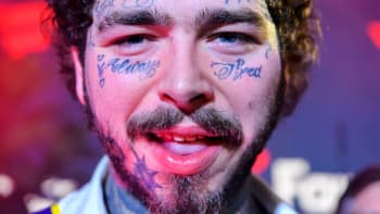 Zpěvák Post Malone konečně odhalil, proč si dělá tetování na tvář! Z jakého důvodu jich má tolik?
