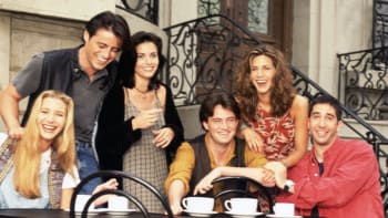Kultovní seriál Přátelé se dočká nové verze. Z Chandlera bude gay a z Phoebe černoška (apríl)