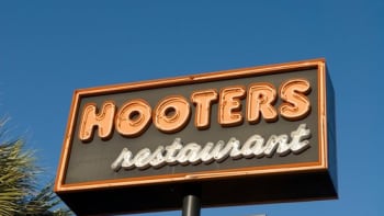 Rodiče uspořádali 5letému synovi oslavu v sexy restauraci Hooters. Lidé na internetu zuří