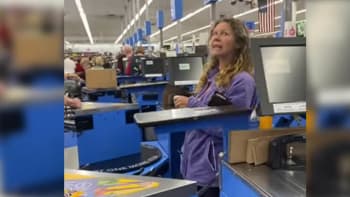 VIDEO: Žena v obchodě ve vzteku zakašlala a zaplivala na prodavačku. Takhle vypadá lidské dno
