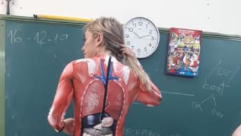FOTO: Učitelka vyděsila studenty, když se oblékla do sexy kostýmu s lidskými orgány. Proč to udělala?