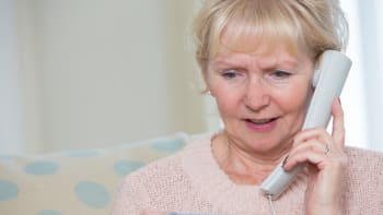 90letá dáma přišla o 32 milionů kvůli telefonnímu podvodu! Neuvěříte, jak ji napálili