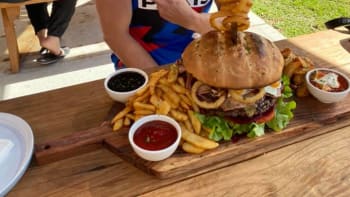 FOTO: Týpek spořádal 5kilový burger v rámci výzvy. Po překonání rekordu mu zbylo místo i na dezert!