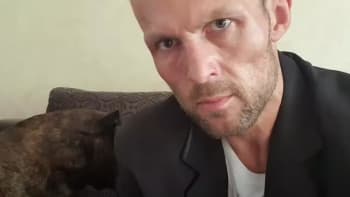 VIDEO: Děsivá pravda o smrti bezdomovce Majsnera! Psychopat Bejr zveřejnil výsledky pitvy