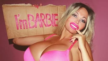 GALERIE: Odporná Barbie má 12 virtuálních manželů a jednoho přítele. Jak si vydělává na plastické operace?