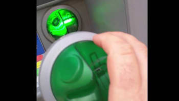 VIDEO: Dávejte si pozor na bankomaty! Podvodníci totiž dokáží cokoli, podívejte se...