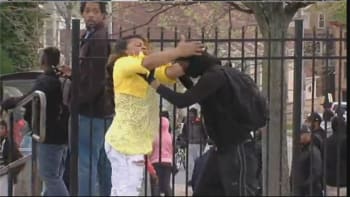 VIDEO: Maskovaného výtržníka v Baltimoru odhalila jeho vlastní matka. Podívejte se, jak od ní dostal pár facek!